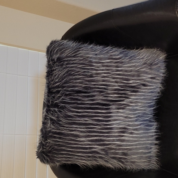 ❤2 Black/Silver Color Combination Throw Pillows❤ - Picture 5 of 10